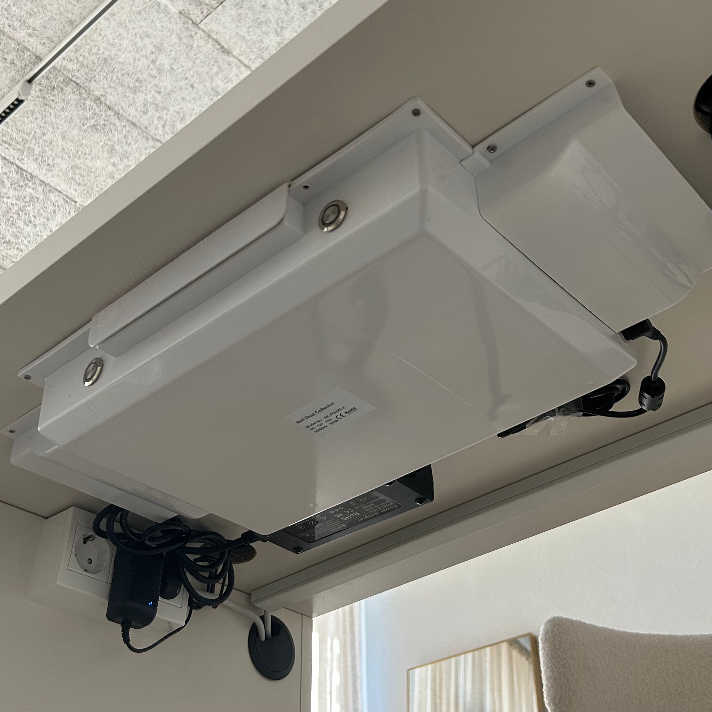 Profesionalni montažni sesalnik za manikuro