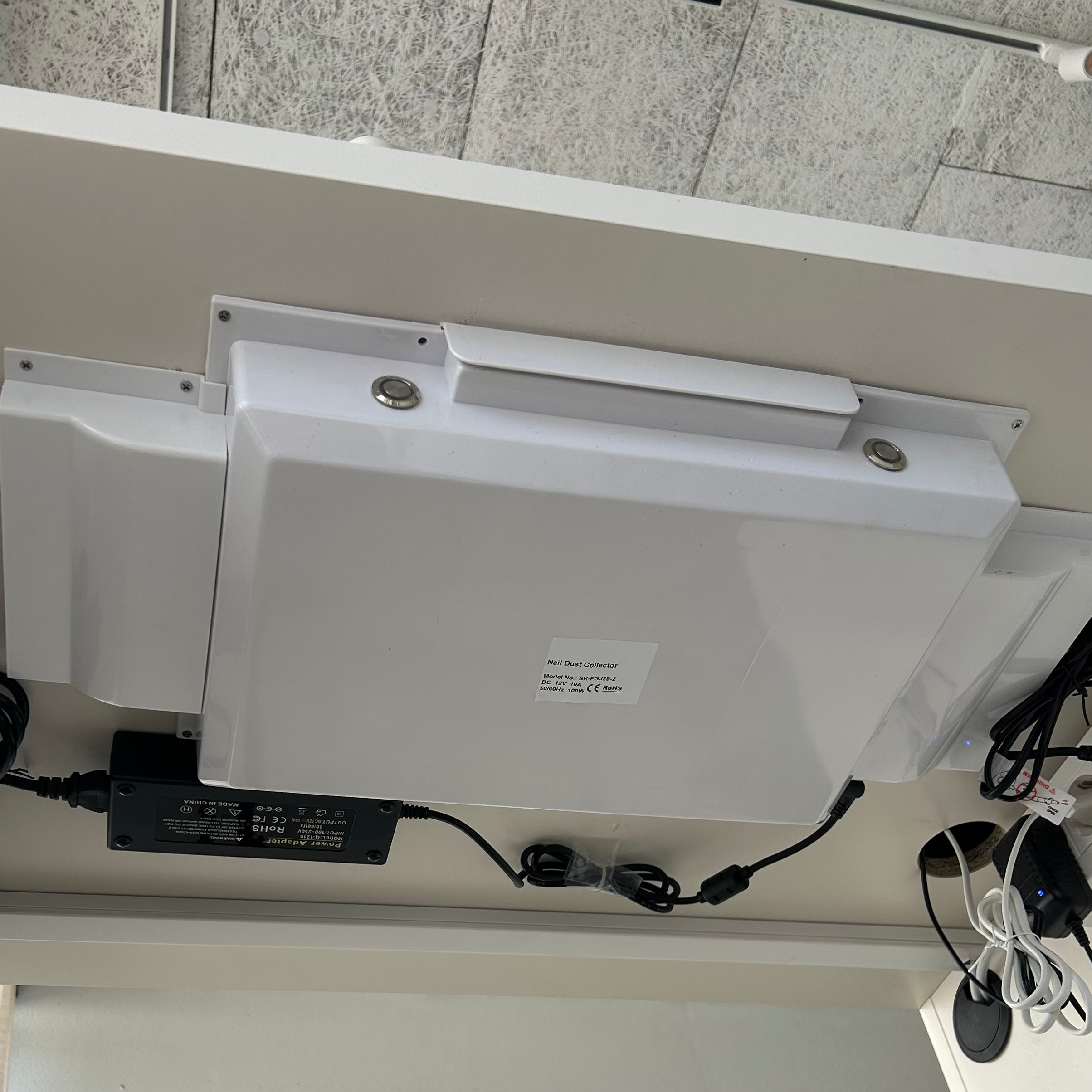 Profesionalni montažni sesalnik za manikuro